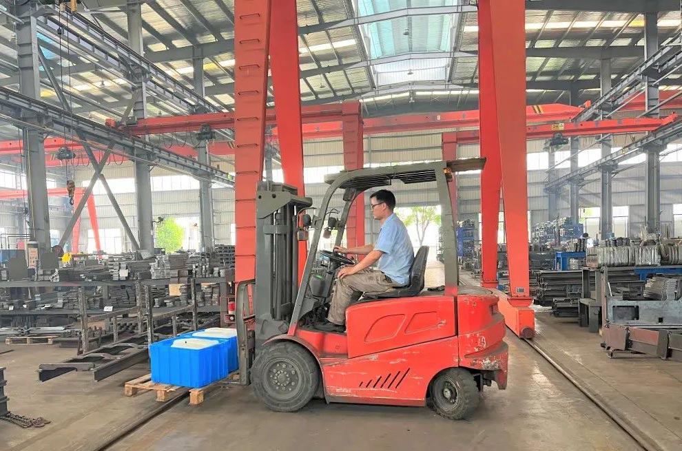 冰塊送入沖床車間